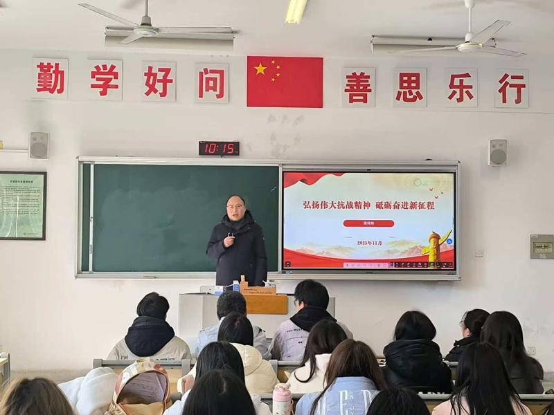 周炜炜副校长上形策课2.jpg