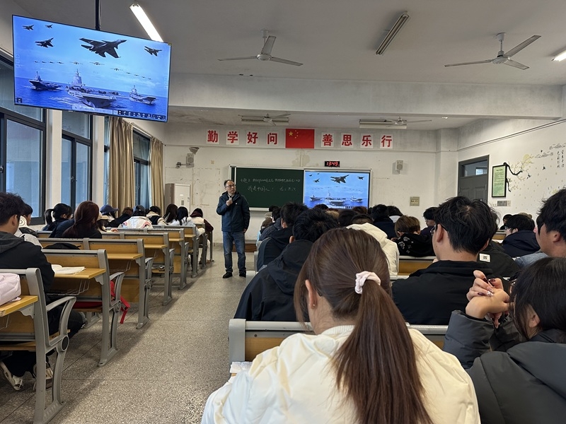 袁乐副院长讲形势与政策课.jpg